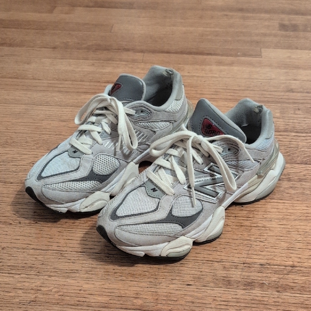 New Balance 9060 Women's 7 Men's 5.5